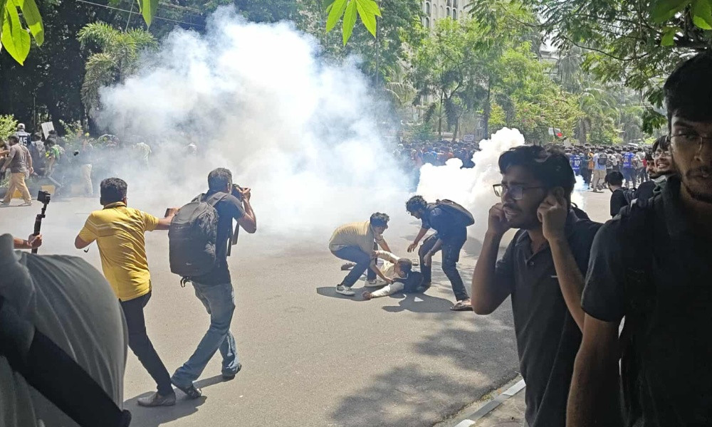 বুয়েট শিক্ষার্থীরা পুলিশের টিয়ারশেল ও জলকামানে ছত্রভঙ্গ